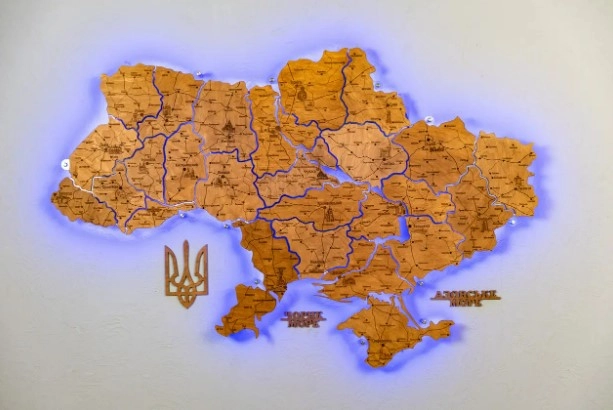 Деревяна карта України у світлих тонах з підсвічуванням на акрилі 172x115, З гравіюванням, Без підсвічування