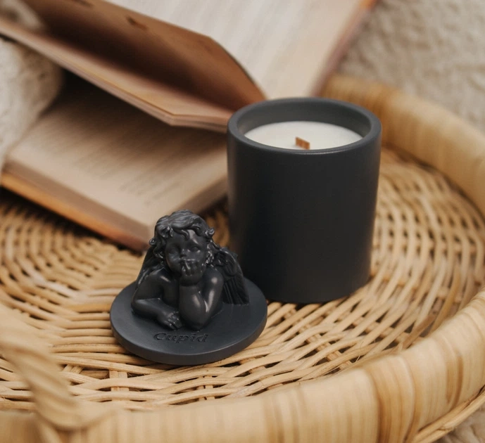 Свічка парфумована CUPID SANTAL GRAFITE 100% WOOD WAX 165g 35h NAC 1034GF